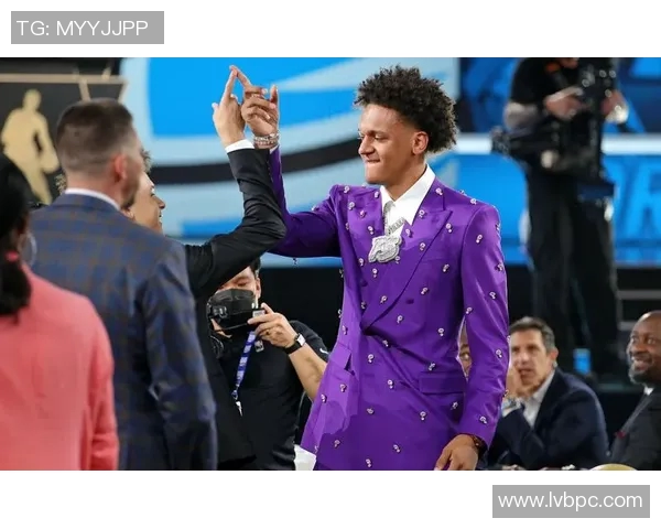 克里斯多夫-奥贝克帕表现抢眼，获得最佳新秀称号