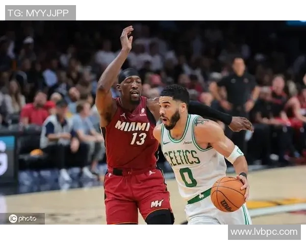 凯尔特人客场逆转老鹰,沃克砍下40分,带领球队强势逆转 凯尔特人客场逆转老鹰,沃克砍下40分,带领球队强势逆转