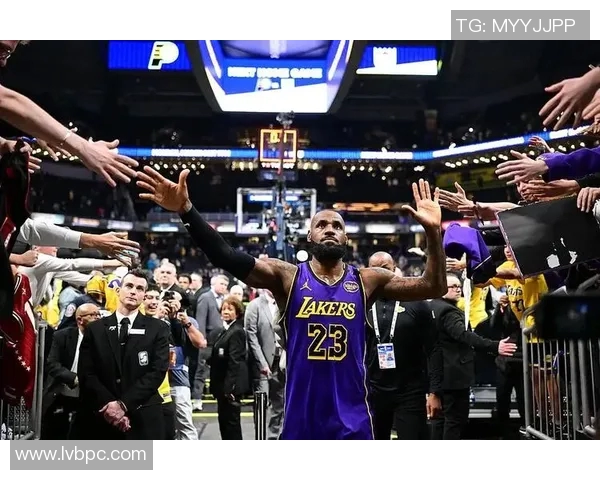 詹姆斯带领湖人取得连胜，压哨绝杀助球队逆转太阳成全队最大功臣